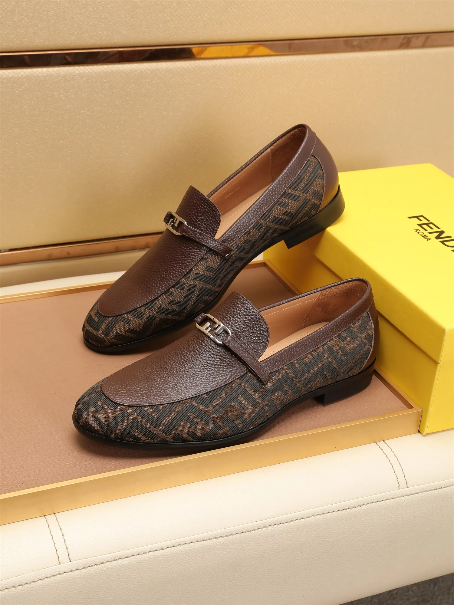 Men's shoes💰460 🕷🕷【FENDI】The latest men's formal leather shoes🇨🇳Classic series not to be missed💯The first layer is made of imported first-layer cowhide☘Original quality, the leather is smooth and delicate🎋Awesome version, perfect streamlined outline🍇Cowhide lining, size 38-44 (customized at 45.46)...